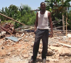 Pastori Esmir Torreblanca heinäkuussa 2014 tuhotun seurakuntansa raunioilla Santiago De Cubassa. Kuva: Religión en Revolución