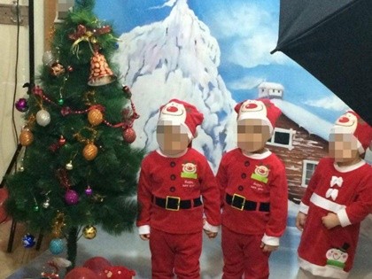 Iranilainen kristitty perhe poseerasi useissa jouluaiheisissa kuvissa kotonaan. Kuva: My Treedom, Facebook