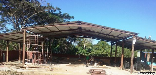 Tässä vaiheessa pastori de Quesada Salomonin rukoushuoneesta oli enää katto jäljellä.. Kuva: Martí
