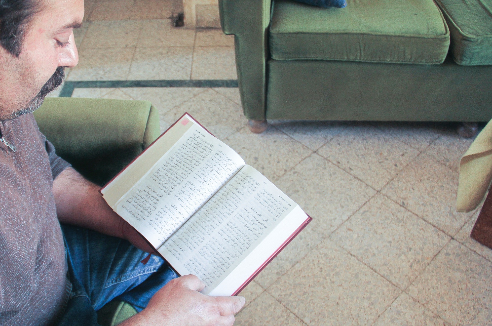 Tuore Libanonissa asuva syyrialainen uskova lukemassa Jumalan Sanaa. USA 10-2015