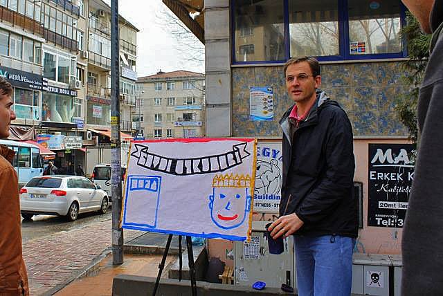 David Byle evankelioimassa kadulla Istanbulissa