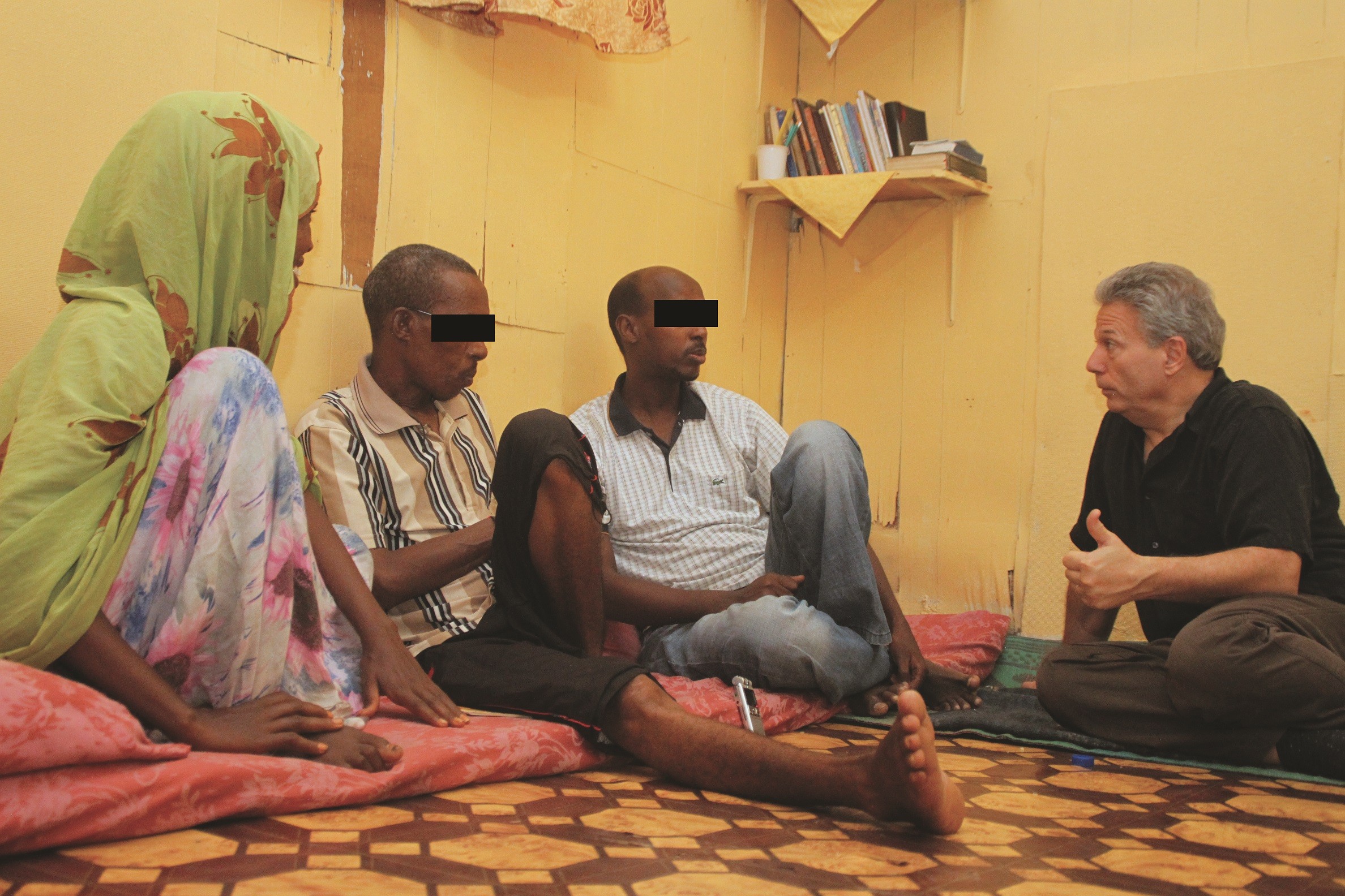 Marttyyrien Äänen työntekijä rohkaisee somalialaistaustaisia uskovia tukemassamme turvatalossa. 