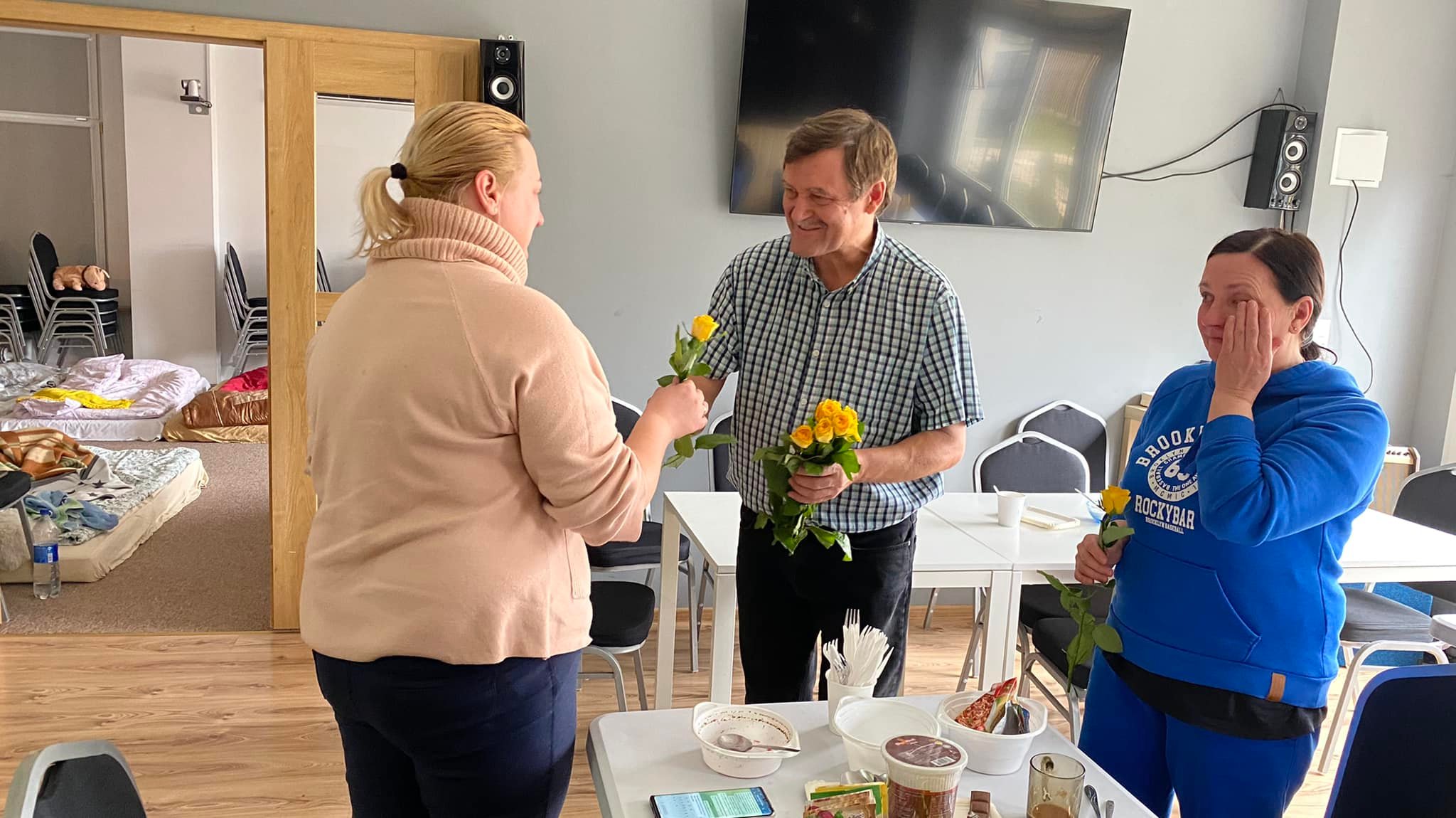 Puolalainen pastori jakoi naistenpäivänä ruusut kaikille seurakuntansa majoittamille ukrainalaisnaisille.