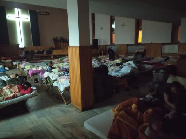 Rajan tuntumassa oleva baptistiseurakunta majoittaa päivittäin 200 pakolaista.