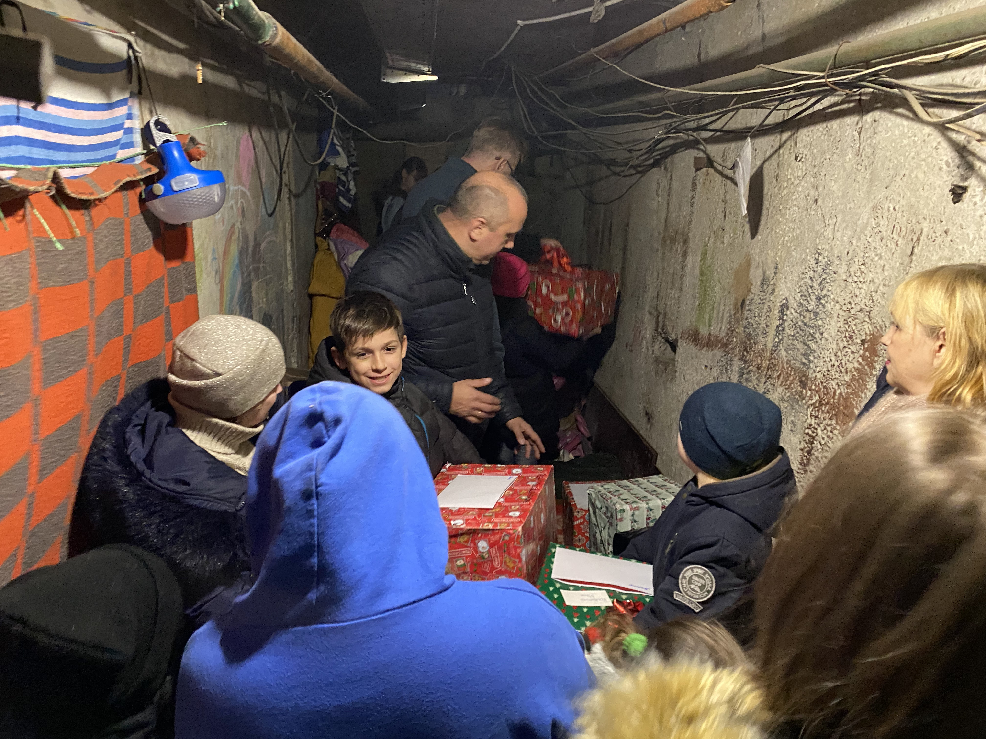 Nämä harkovalaiset lapset ovat asuneet kerrostalon kellarissa kuukausia. He riemuitsivat saadessaan joululahjoja.
