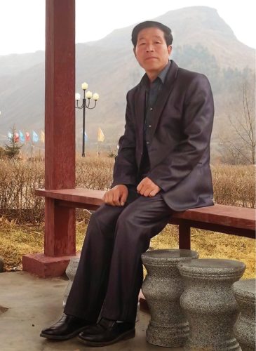 Pohjoiskorealainen mies istuu