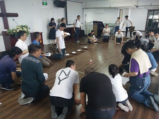 Vainottuja kiinalaisia kristittyjä rukoilemassa.