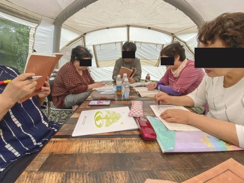 Pohjoiskorealaisia naisia leirillä opiskelemassa.